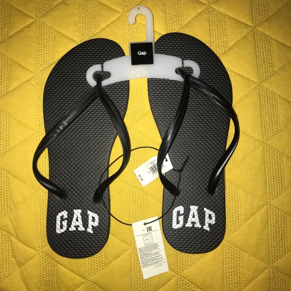 GAP Flip flops